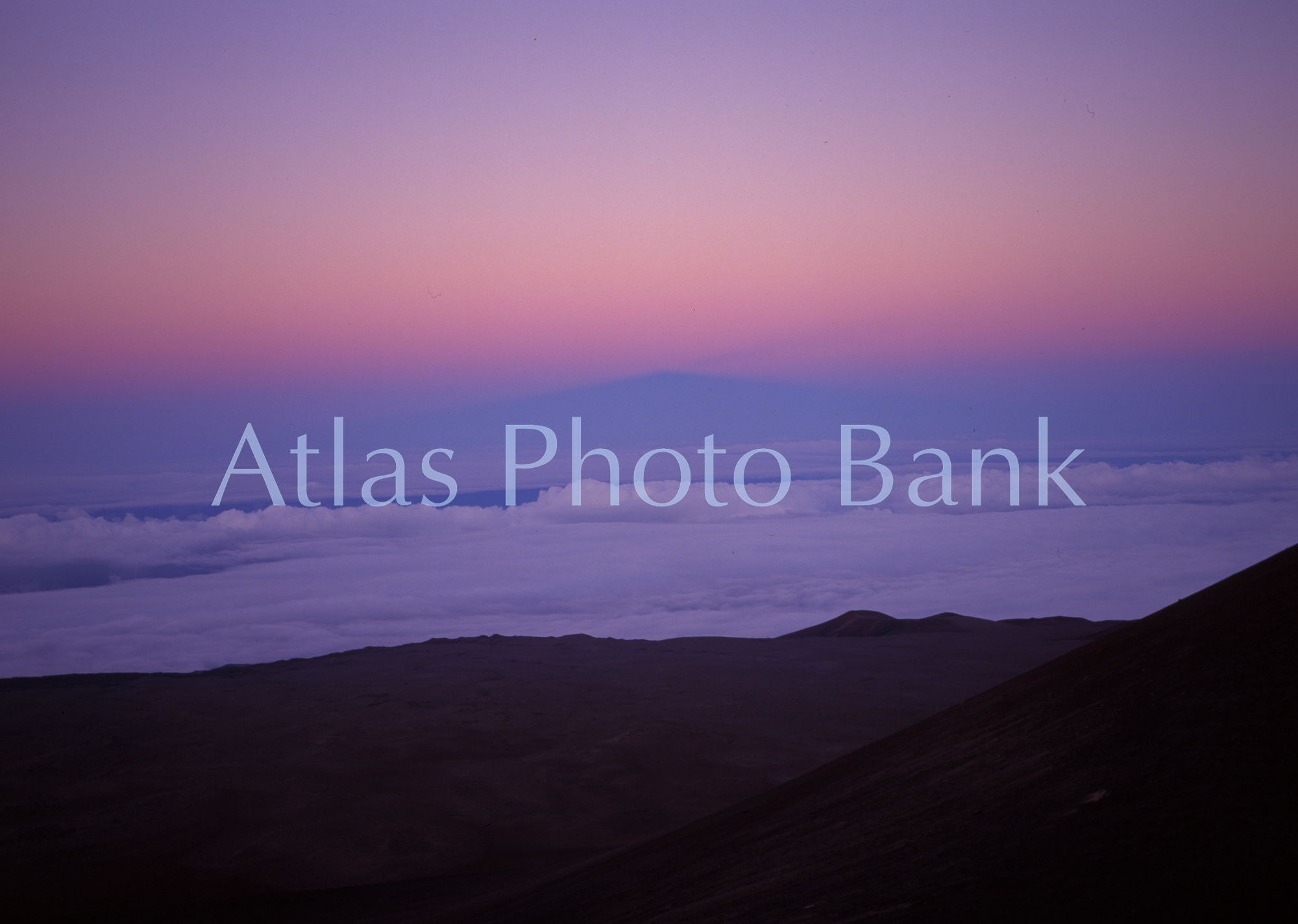 CMP-207-日没時の東の空に見えるマウナケア山の影