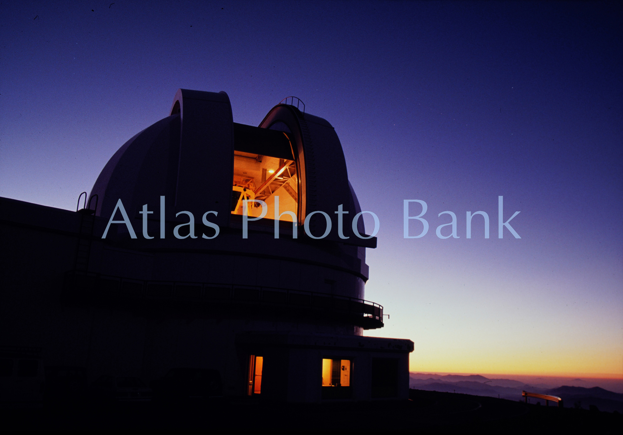 LSP2-638-夕暮れのデュポン望遠鏡ドーム