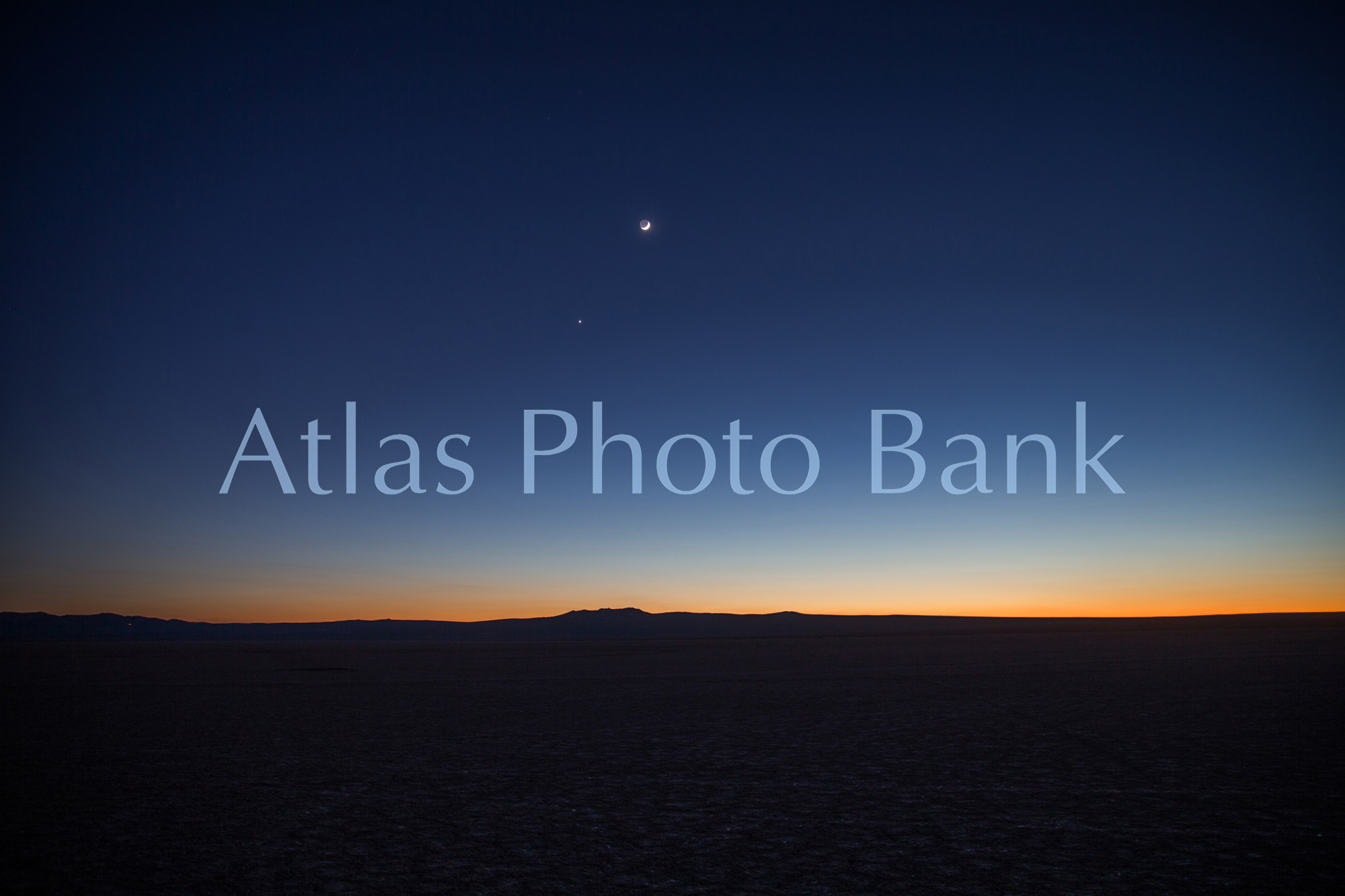 MOP-071-夕空で並んで輝く月と金星
