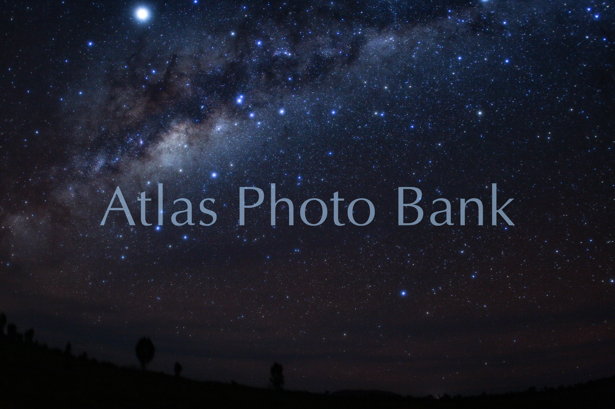 MWP-043-光りの雲と明るい星々と暗黒帯がおりなす複雑な天の川の様相