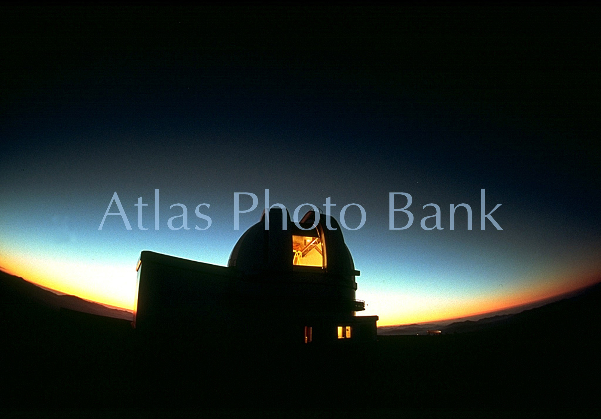 夜を待つラスカンパナス天文台100インチ望遠鏡ドーム アトラス・フォト・バンク Atlas Photo Bank