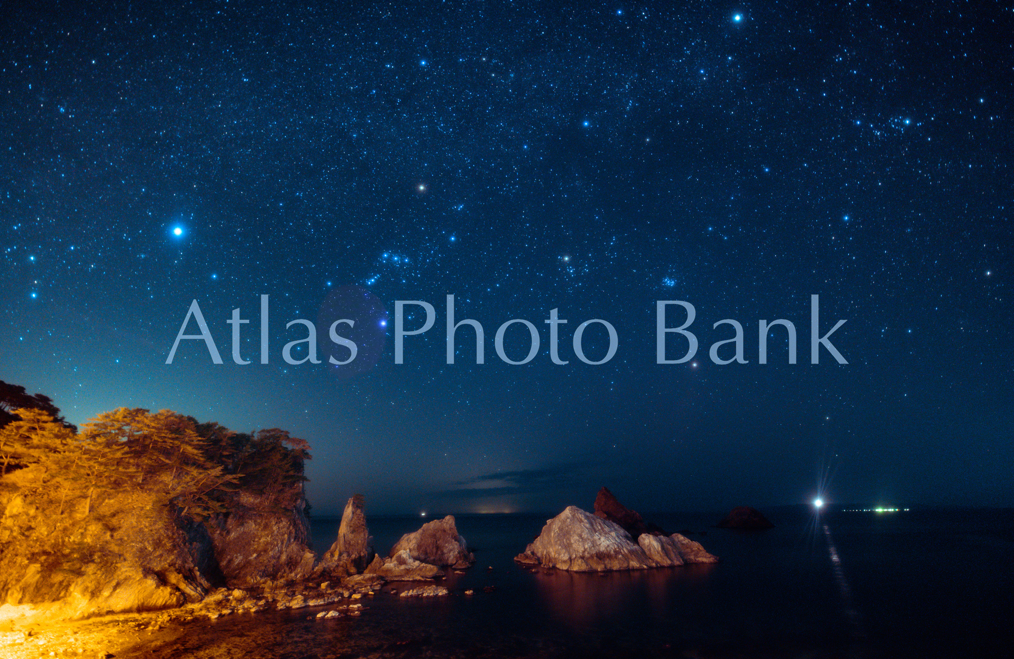 SSP-303-海辺の奇岩と冬の星空