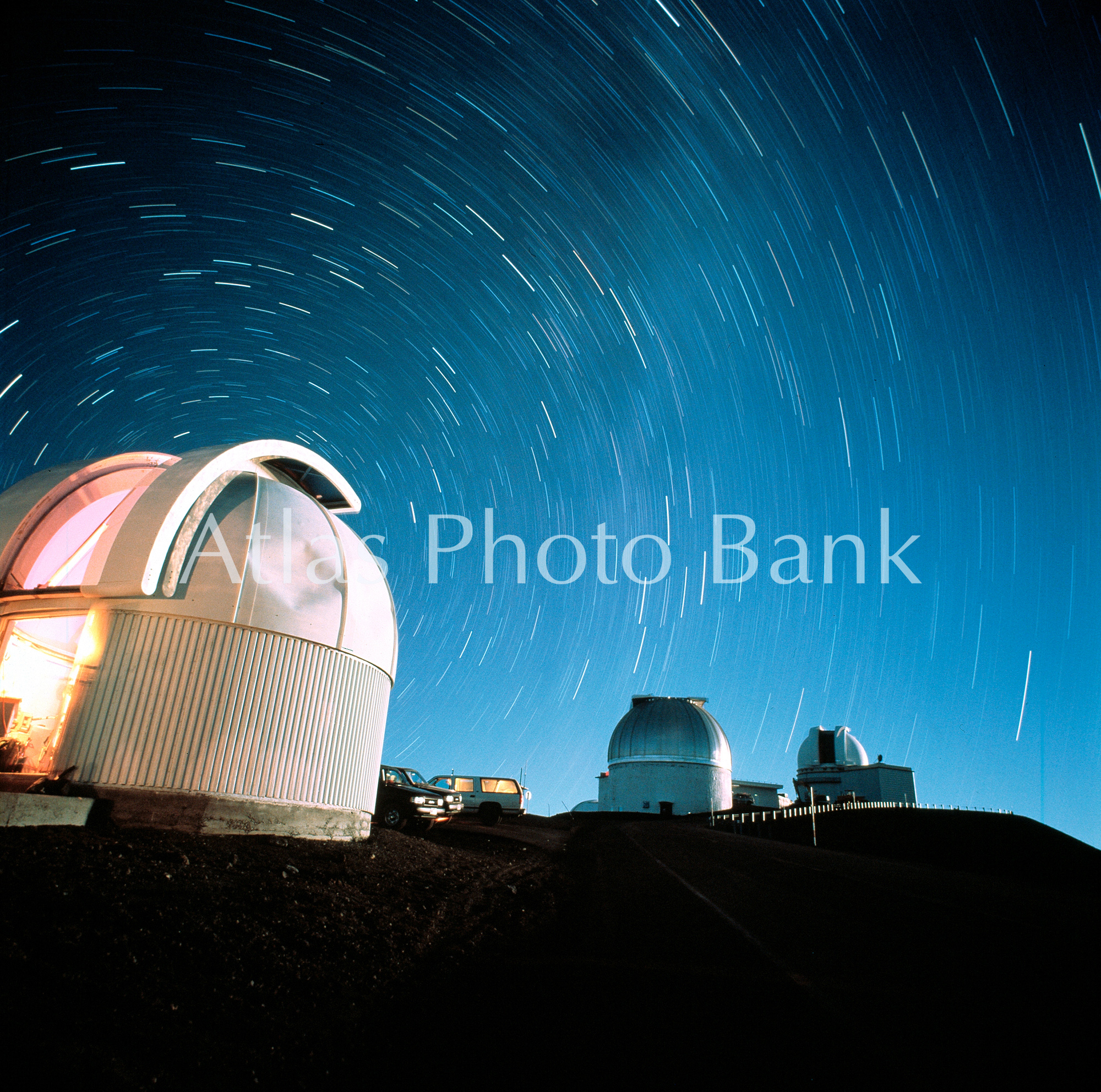 STP-023-マウナケア天文台群の望遠鏡ドームと星の軌跡-512122-マウナケア山頂