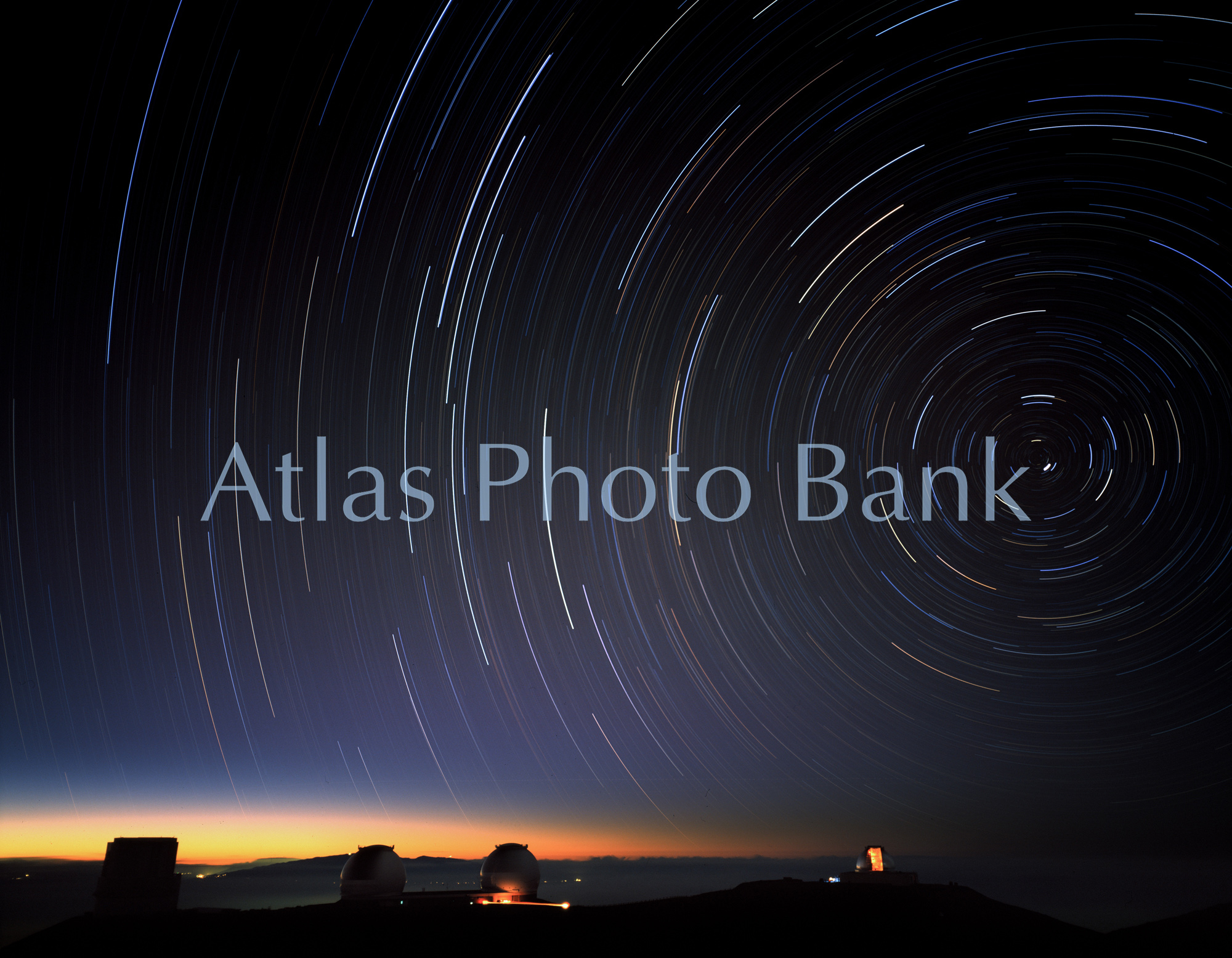 STP-026-薄暮のマウナケア天文台と星の軌跡