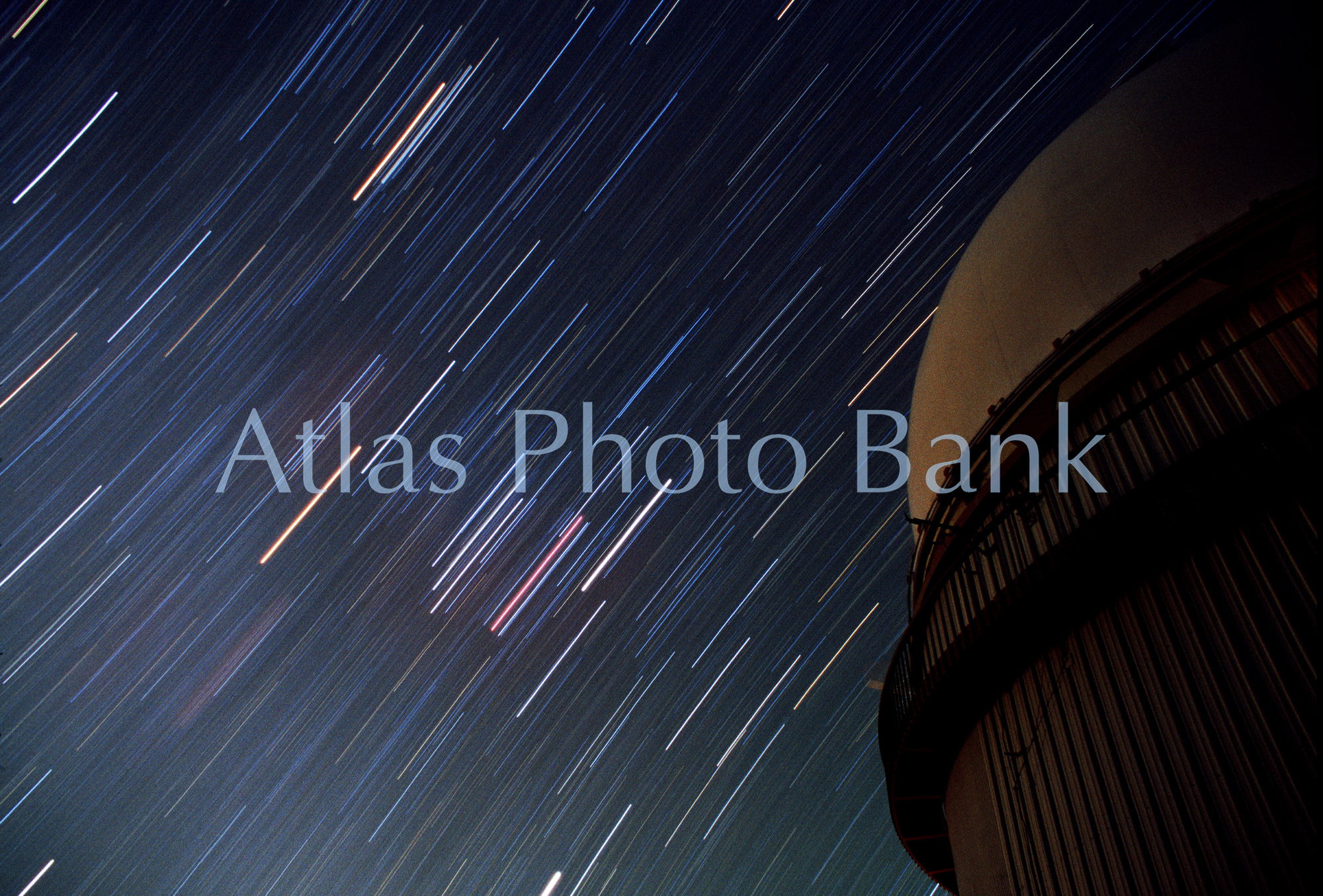 STP-029-マウナケア山ハワイ大学2.2m望遠鏡ドームとオリオン座の星の軌跡