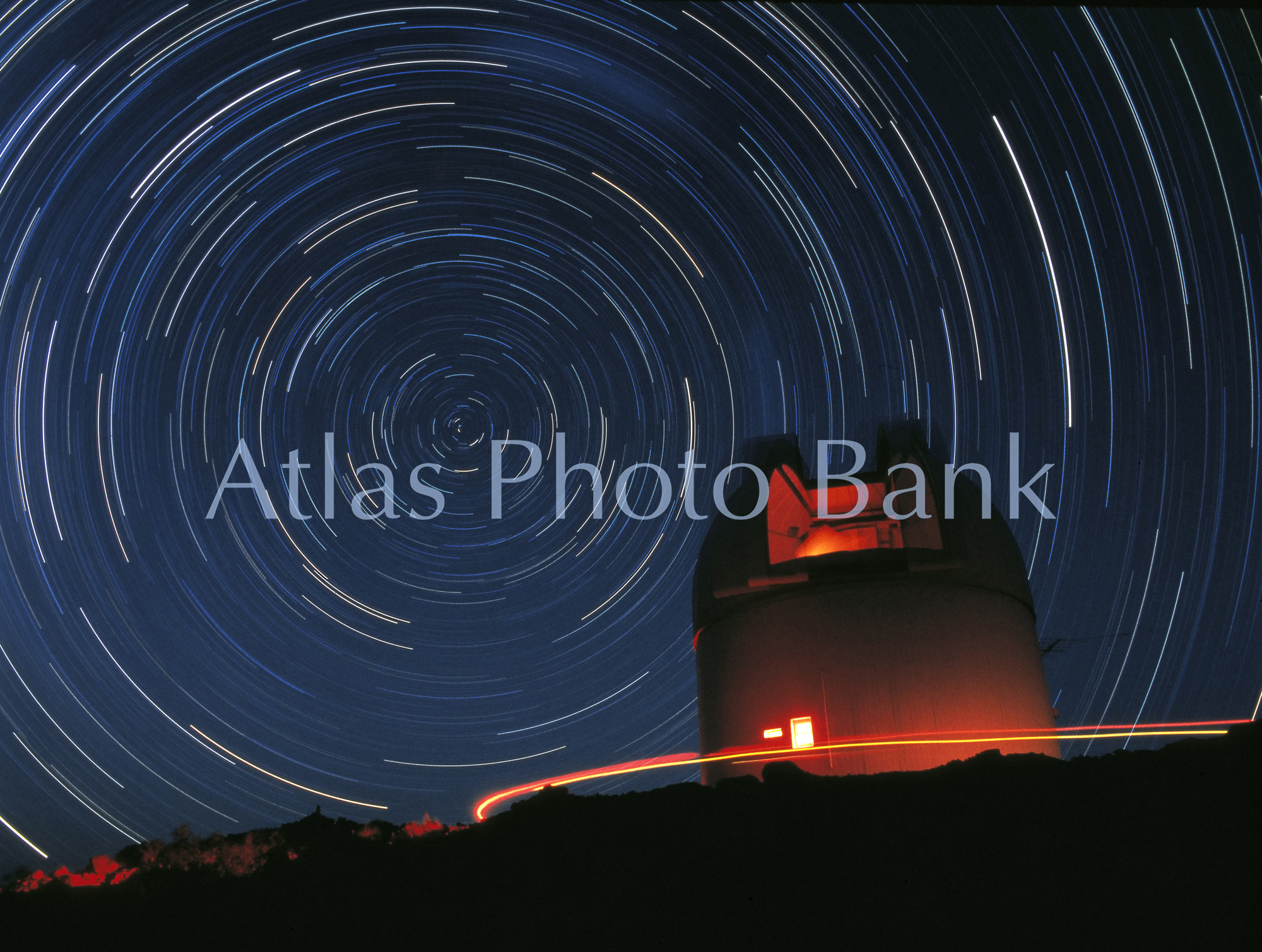 STP-046-ラスカンパナス天文台ドームと天の南極を中心とした星の日周運動